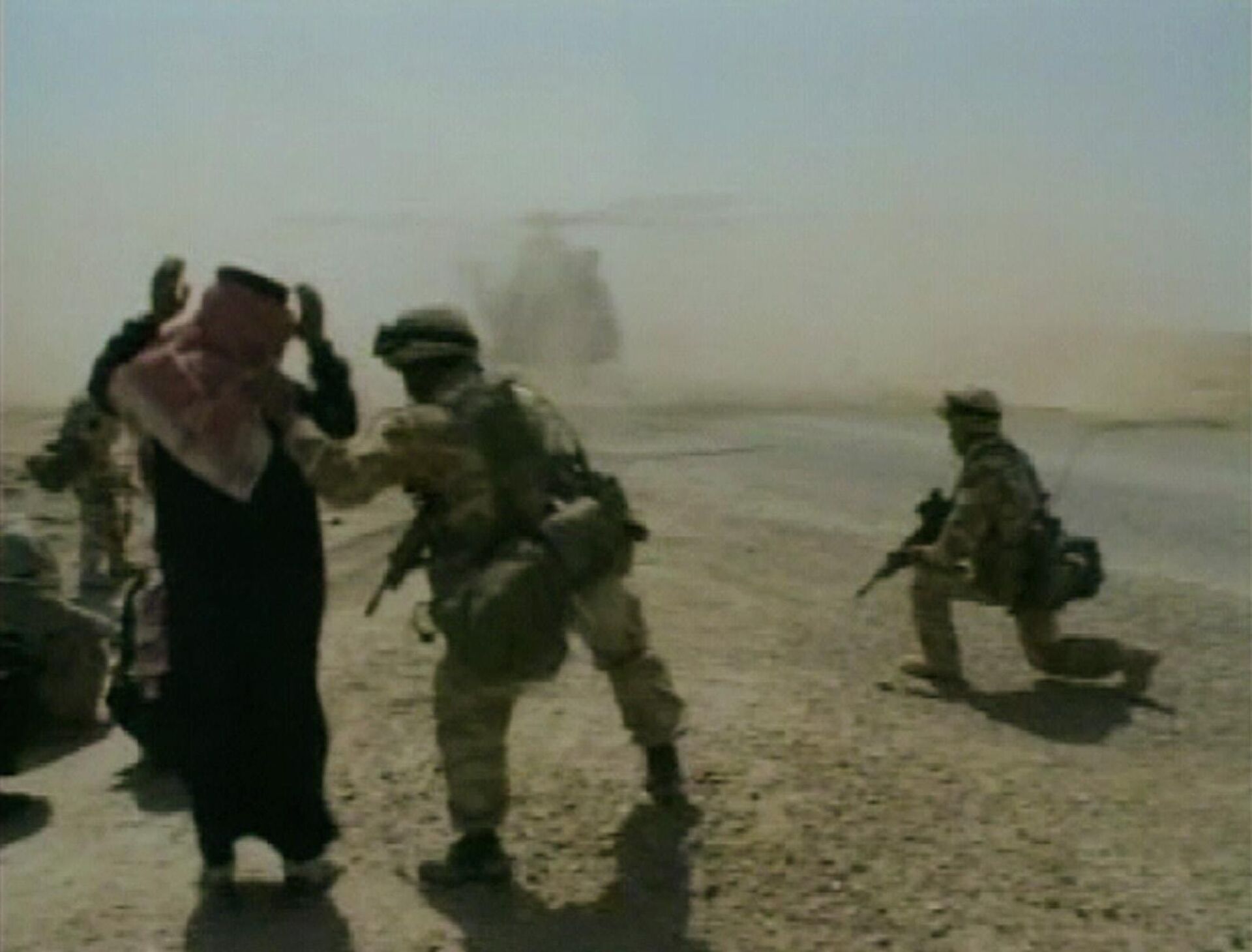 In this image taken from video, a British soldier directs an Iraqi to kneel, while an RAF Puma helicopter lands, Thursday, April 3, 2003, during patrols around Nasiriyah, Iraq.  - Sputnik International, 1920, 12.05.2025