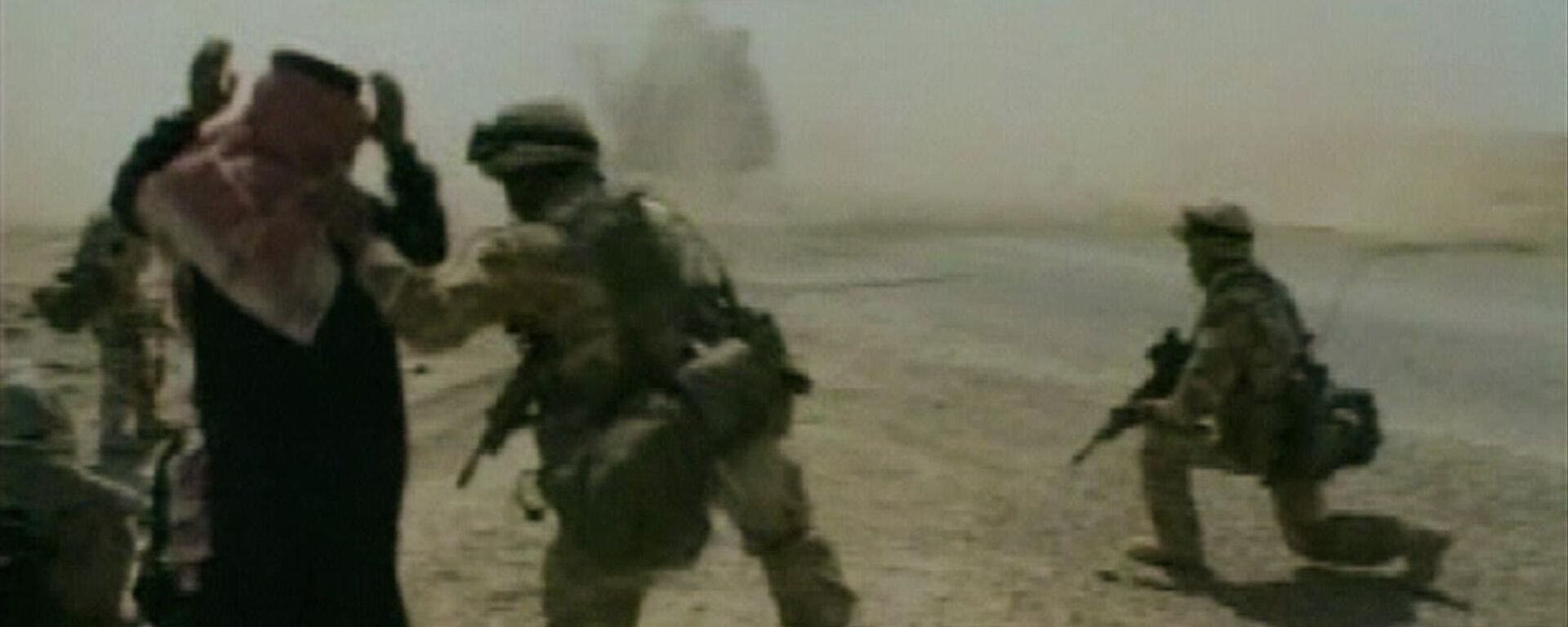 In this image taken from video, a British soldier directs an Iraqi to kneel, while an RAF Puma helicopter lands, Thursday, April 3, 2003, during patrols around Nasiriyah, Iraq.  - Sputnik International, 1920, 14.05.2025