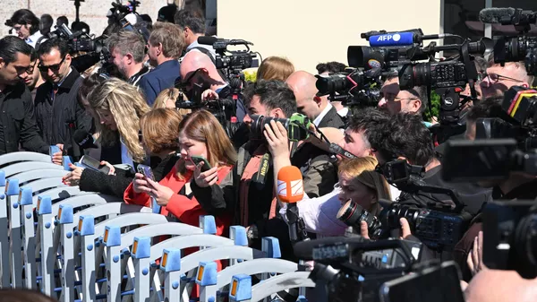 Journalists at the entrance to the Dolmabahce Palace in Istanbul ahead of talks between Russian and Ukrainian delegations - Sputnik International