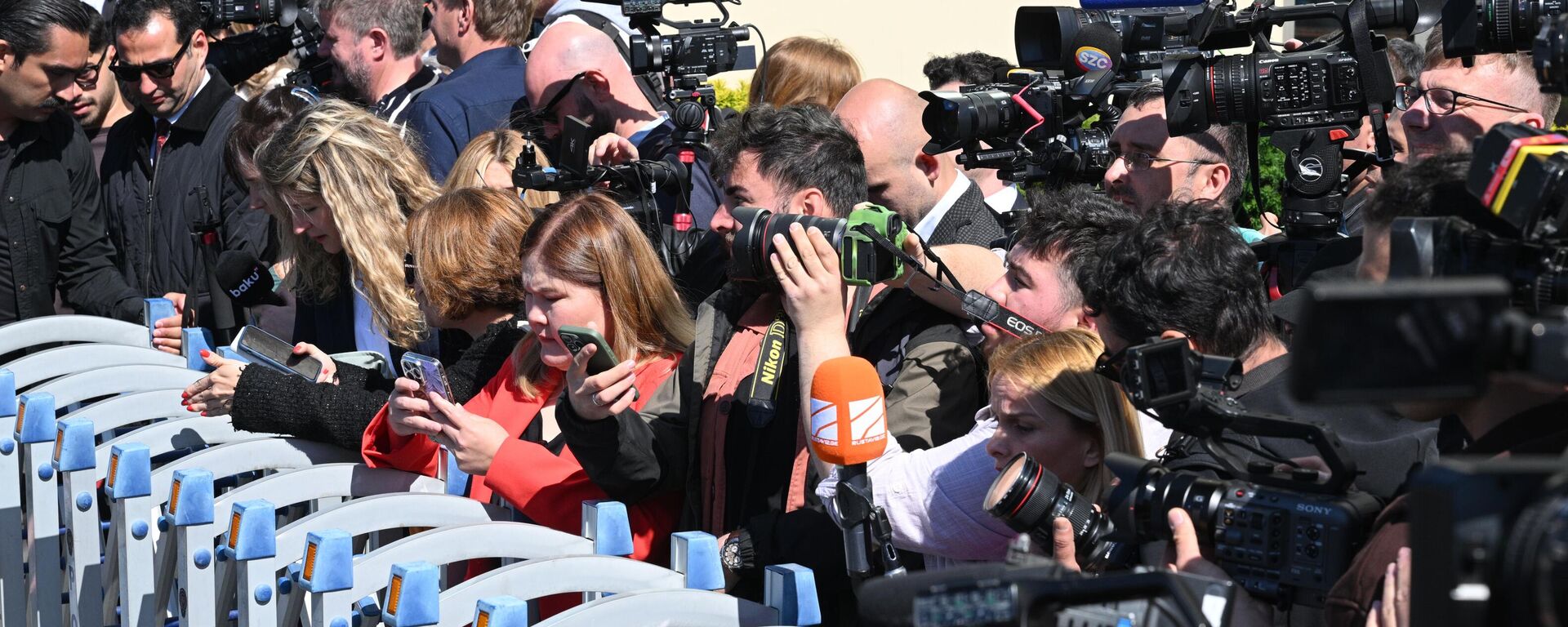 Journalists at the entrance to the Dolmabahce Palace in Istanbul ahead of talks between Russian and Ukrainian delegations - Sputnik International, 1920, 13.08.2025