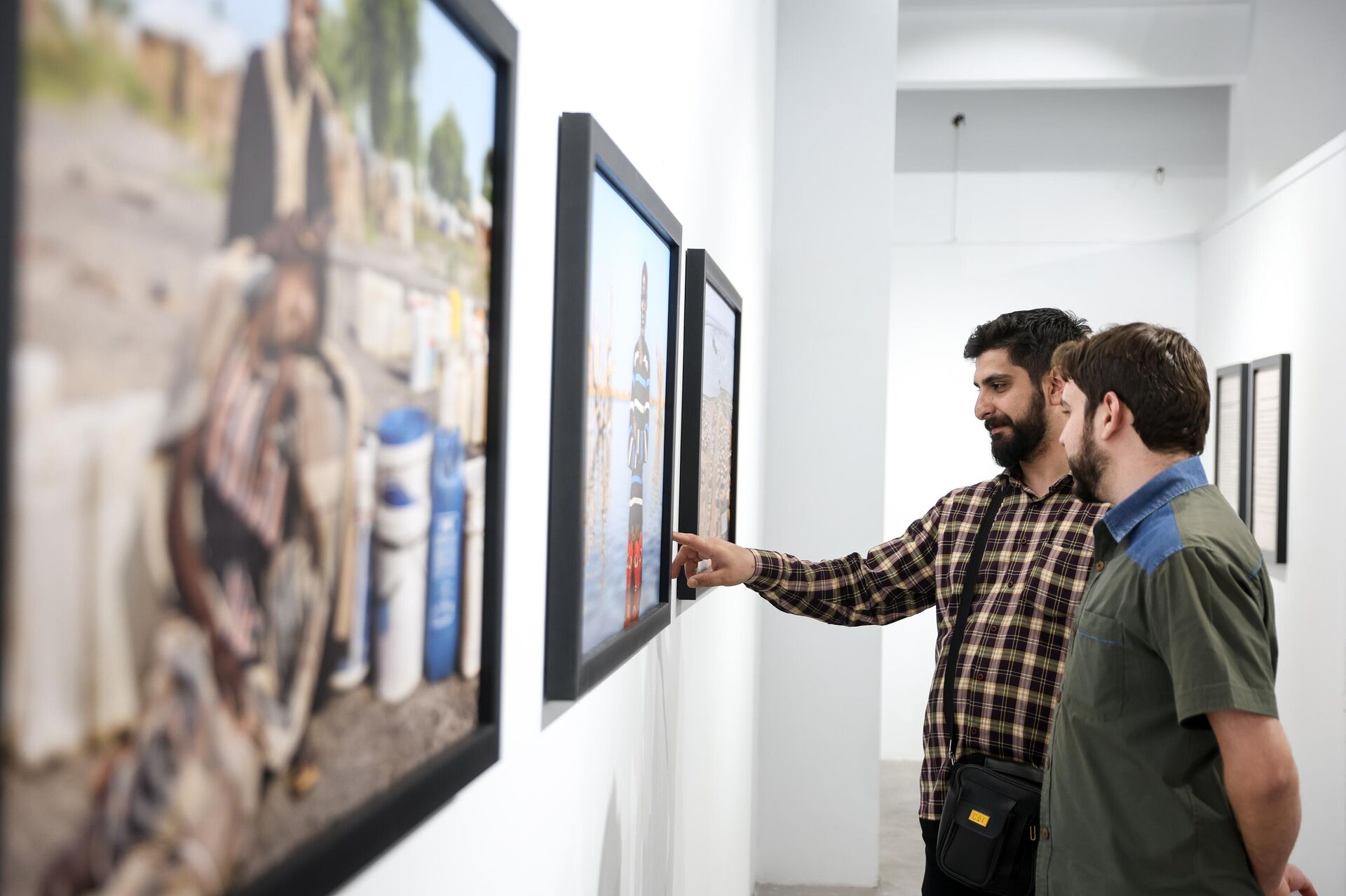 Visitors at the exhibition of laureates of the 2024 Andrei Stenin International Photojournalism Contest in Tehran, Iran - Sputnik International, 1920, 15.05.2025