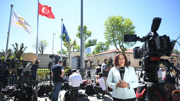 Journalists at the entrance to the Dolmabahce Palace in Istanbul ahead of negotiations between delegations from Russia and Ukraine. - Sputnik International