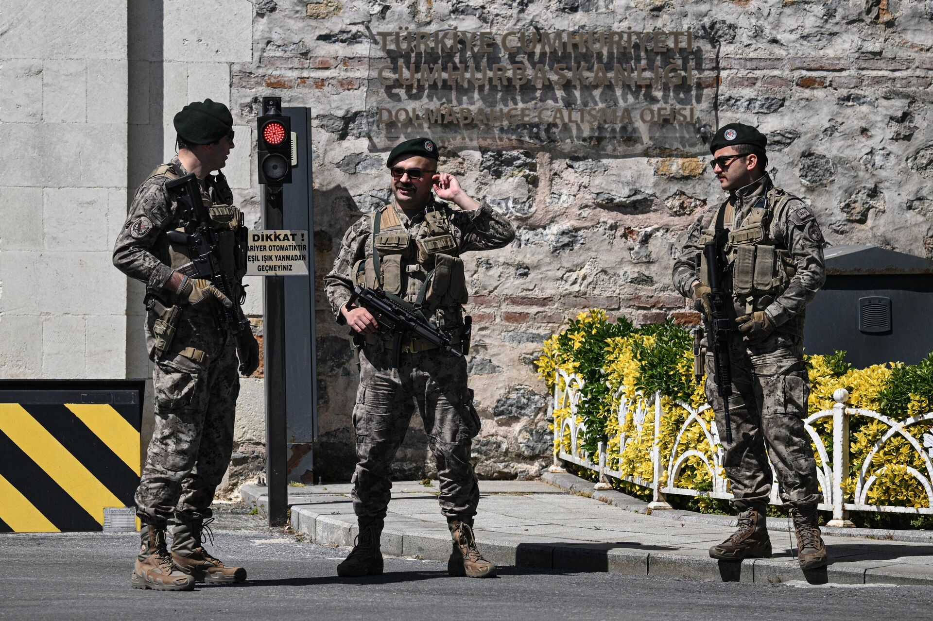 Turkish Armed Forces soldiers patrol the entrance to the Dolmabahce Palace in Istanbul ahead of talks between delegations from Russia and Ukraine. Turkish Armed Forces soldiers patrol the entrance to the Dolmabahce Palace in Istanbul ahead of talks between delegations from Russia and Ukraine. - Sputnik International, 1920, 16.05.2025