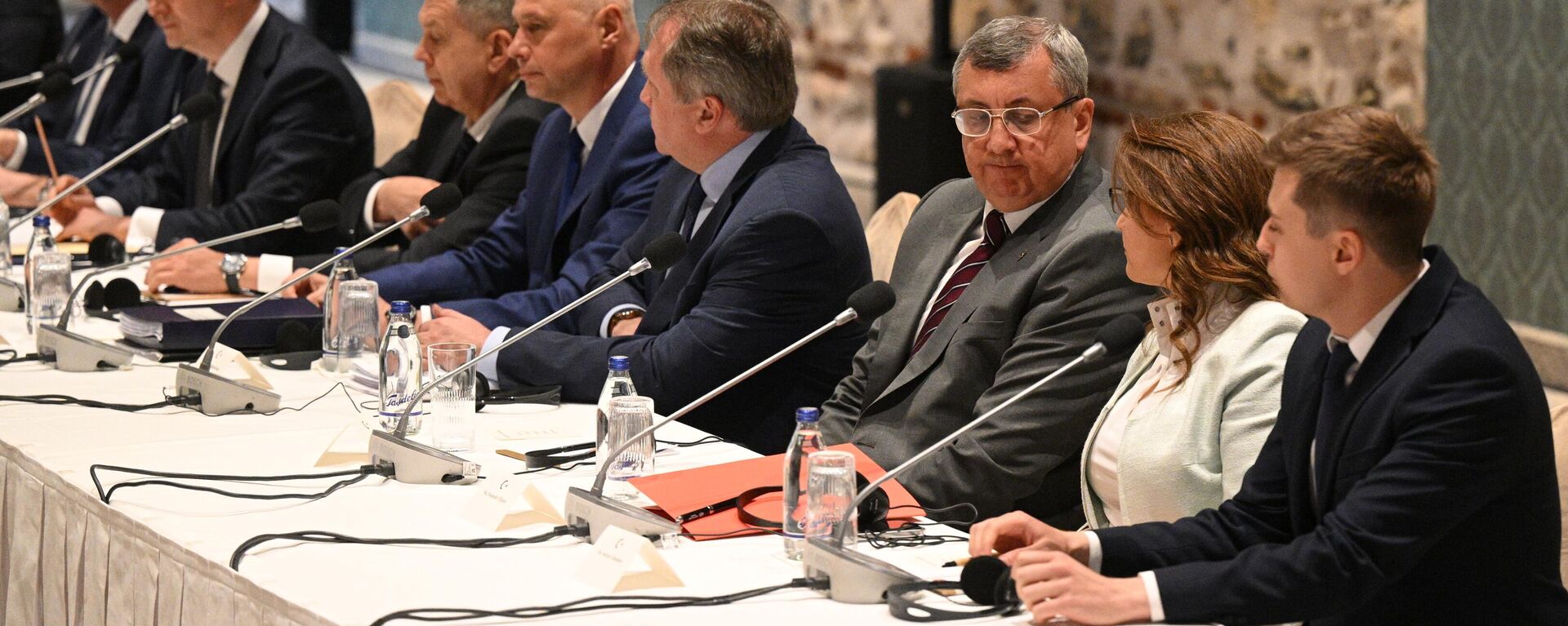 Members of the Russian delegation at the negotiations between the delegations of Russia and Ukraine in Istanbul. - Sputnik International, 1920, 19.06.2025