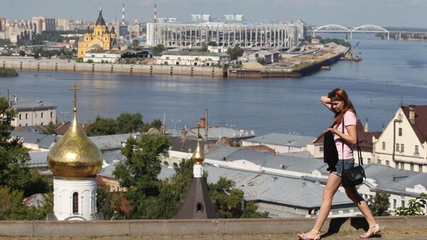 A girl walks on the street in Nizhny Novgorod, Russia - Sputnik International