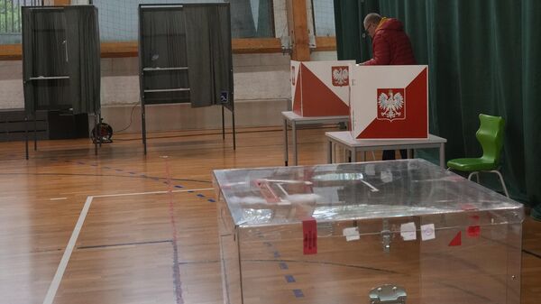 Voter cast their ballots shortly after polling stations opened in the first round of Poland's presidential elections in Łomianki, near Warsaw, on Sunday, May 18, 2025.  - Sputnik International