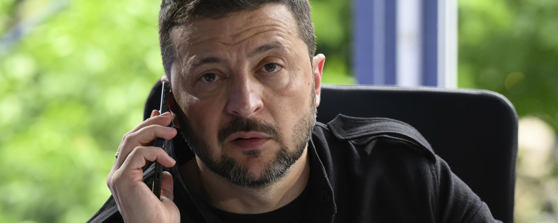 Volodymyr Zelensky speaks on the phone during a meeting at the European Political Community summit in Skanderbeg Square in Tirana, Albania, on Friday, May 16, 2025. - Sputnik International, 1920, 23.05.2025