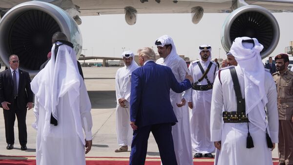 Qatar's Emir Sheikh Tamim bin Hamad Al Thani bids farewell to President Donald Trump at Al Udeid Air Base, Thursday, May 15, 2025, in Doha, Qatar. - Sputnik International