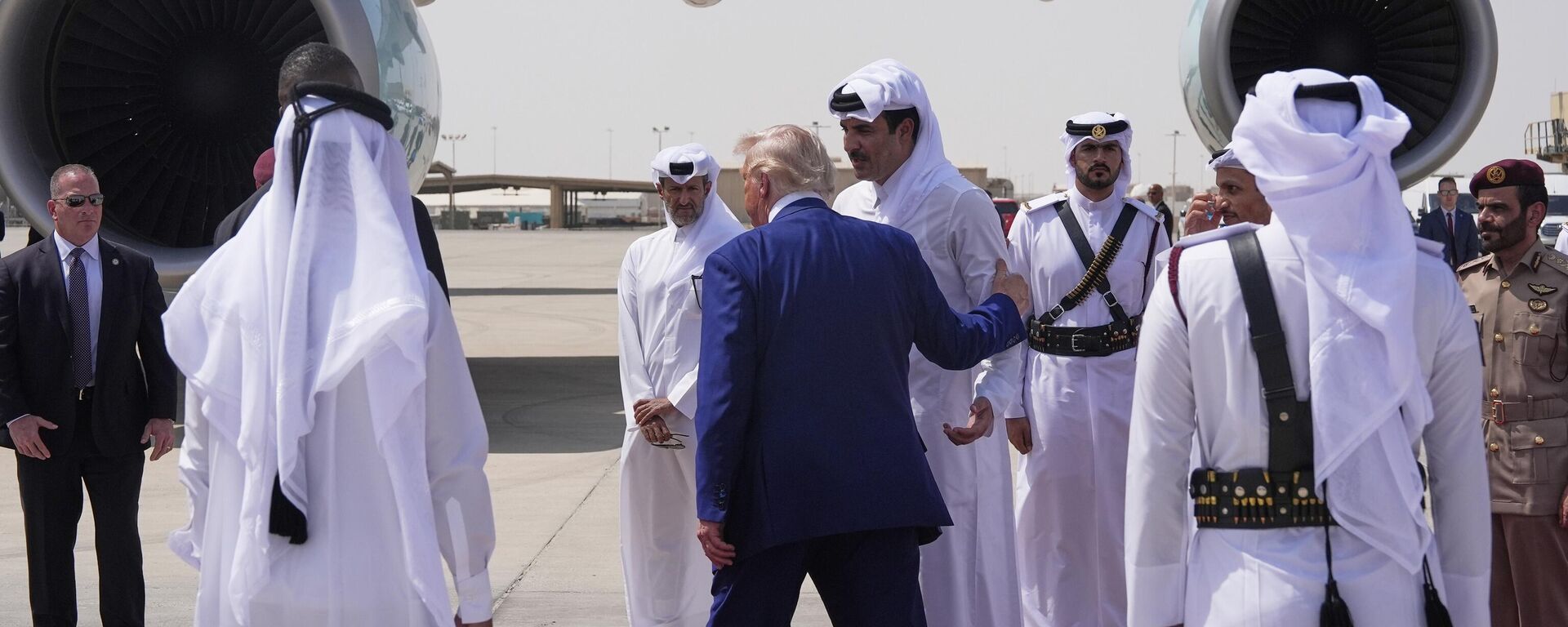 Qatar's Emir Sheikh Tamim bin Hamad Al Thani bids farewell to President Donald Trump at Al Udeid Air Base, Thursday, May 15, 2025, in Doha, Qatar. - Sputnik International, 1920, 18.05.2025