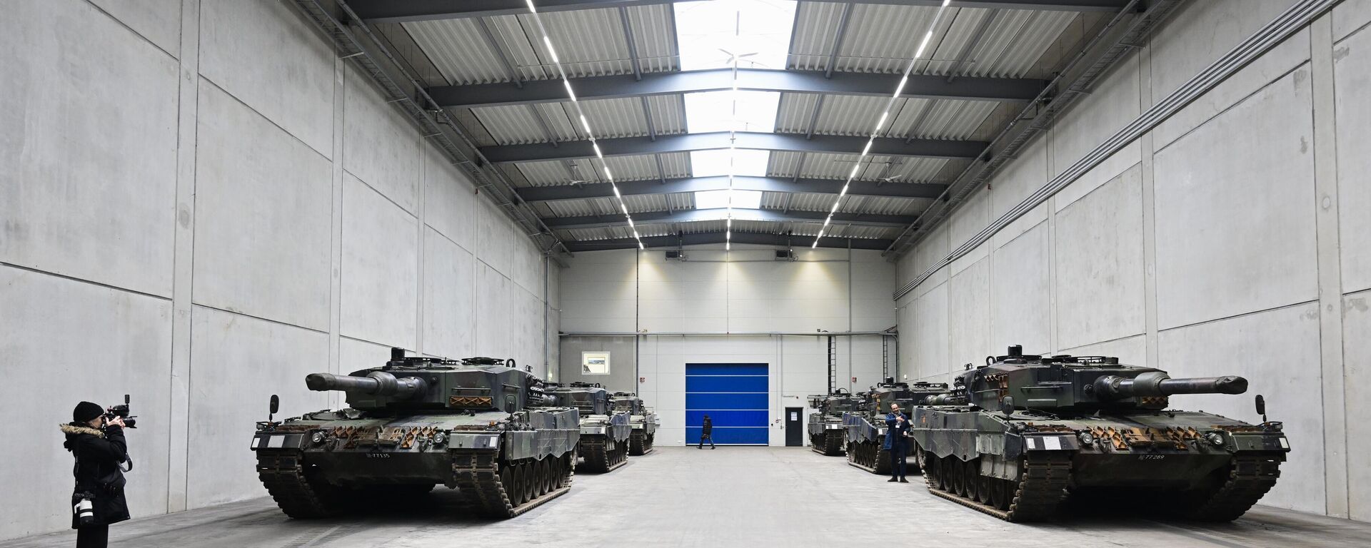 A view of Leopard 2 tanks at a production line. February 2024 file photo. - Sputnik International, 1920, 19.05.2025