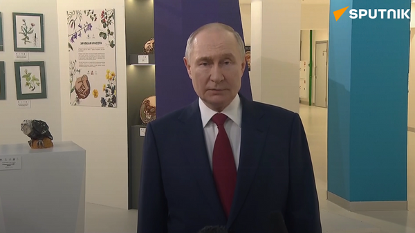 Putin talks to media after a phone call with Trump - FULL VIDEO - Sputnik International