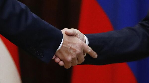 Handshake during a meeting between Russian President Vladimir Putin and US President Donald Trump at the presidential palace in Helsinki. - Sputnik International