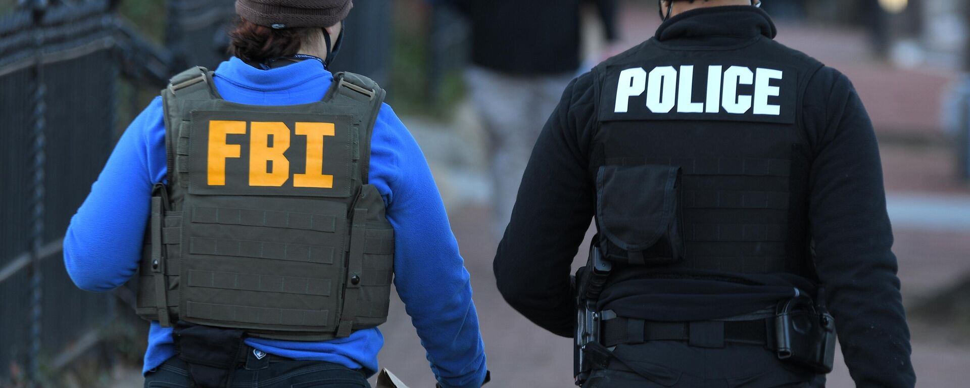 FBI and police officers outside the Capitol building in Washington before the inauguration of the US President-elect. - Sputnik International, 1920, 22.05.2025