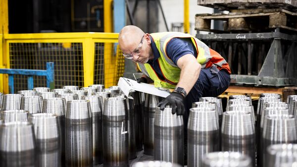 A BAE Systems employee inspects 155mm shell bodies at its production line in Washington, UK. - Sputnik International