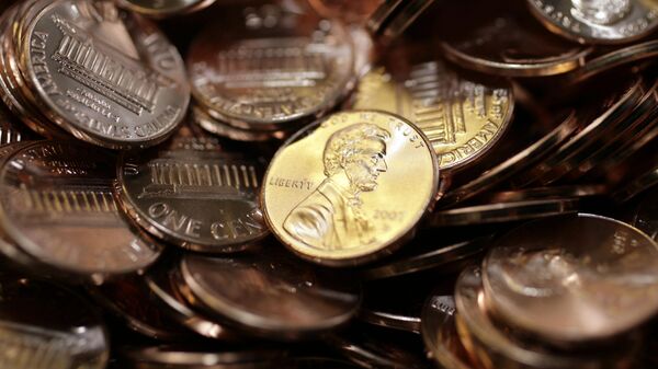 Freshly-made pennies sit in a bin at the US Mint in Denver on Aug. 15, 2007 - Sputnik International