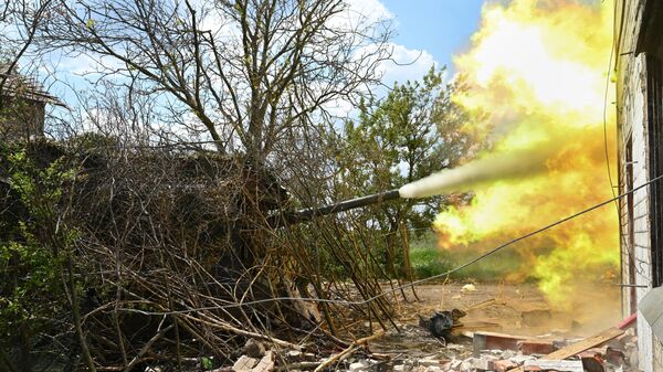 T-80 Tank in Action – Russia's Center Group Crushes Enemy on Krasnoarmeysk Front - Sputnik International