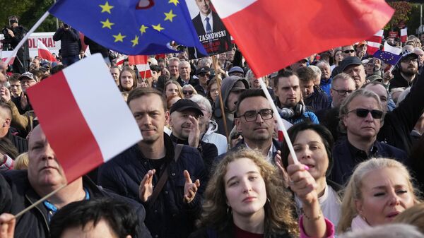 Supporters of Warsaw's Mayor Rafal Trzaskowski, a liberal candidate in Poland's presidential election, during a campaign stop, in Lodz, Poland, Friday, May 9, 2025. (AP Photo/Czarek Sokolowski) - Sputnik International