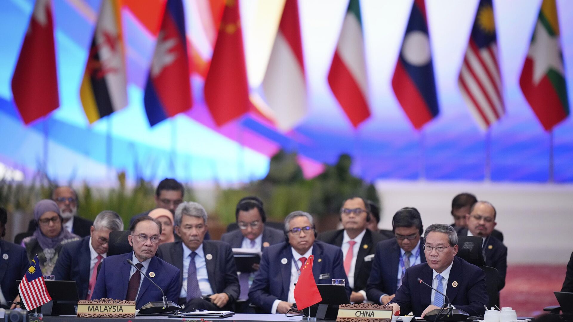 Chinas Ministerpräsident Li Qiang (vorne rechts) und Malaysias Premierminister Anwar Ibrahim (vorne links) nehmen am ASEAN-Golf-Kooperationsrat (GCC) - China-Gipfel nach dem Gipfeltreffen des Verbands Südostasiatischer Nationen (ASEAN) in Kuala Lumpur, Malaysia, Dienstag, 27. Mai 2025, teil. (AP Photo/Vincent Thian) - Sputnik International, 1920, 28.05.2025