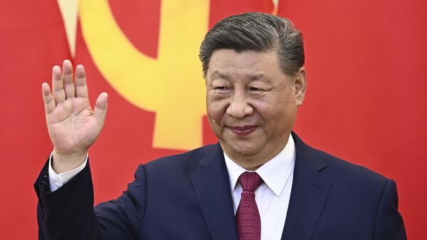 Chinese President Xi Jinping waves during a meeting with Vietnam's Communist Party General Secretary To Lam at the Office of the Party Central Committee in Hanoi Monday, April 14, 2025. - Sputnik International