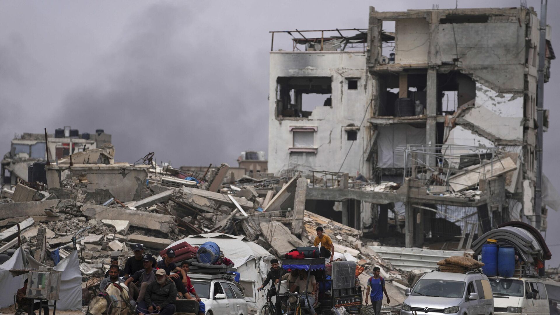 Displaced Palestinians fleeing Beit Lahia amid ongoing Israeli military operations in the Gaza Strip arrive in Jabalia, northern Gaza, on Sunday, May 18, 2025.  Displaced Palestinians fleeing Beit Lahia amid ongoing Israeli military operations in the Gaza Strip arrive in Jabalia, northern Gaza, on Sunday, May 18, 2025.  - Sputnik International, 1920, 21.10.2025