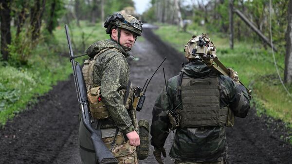 Crew numbers of the 2S7M Malka self-propelled gun of the Tsentr group of forces at a firing position in the Krasnoarmeysk direction of the North Military District. - Sputnik International