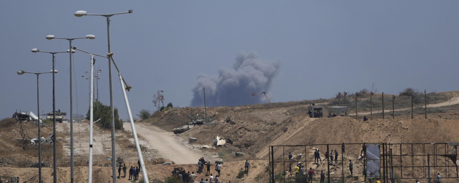 Smoke rises following an Israeli bombardment in southern Gaza, as seen from a humanitarian aid distribution center operated by the US-backed Gaza Humanitarian Foundation, approved by Israel, in Khan Younis, southern Gaza Strip, on Thursday, May 29, 2025. Smoke rises following an Israeli bombardment in southern Gaza, as seen from a humanitarian aid distribution center operated by the US-backed Gaza Humanitarian Foundation, approved by Israel, in Khan Younis, southern Gaza Strip, on Thursday, May 29, 2025. - Sputnik International, 1920, 19.10.2025
