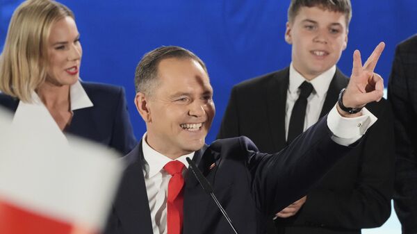 Presidential candidate Karol Nawrocki, a conservative historian backed by the right-wing Law and Justice party greets supporters as he arrives at his headquarters after the presidential election runoff in Warsaw, Poland, Sunday, June 1, 2025 - Sputnik International