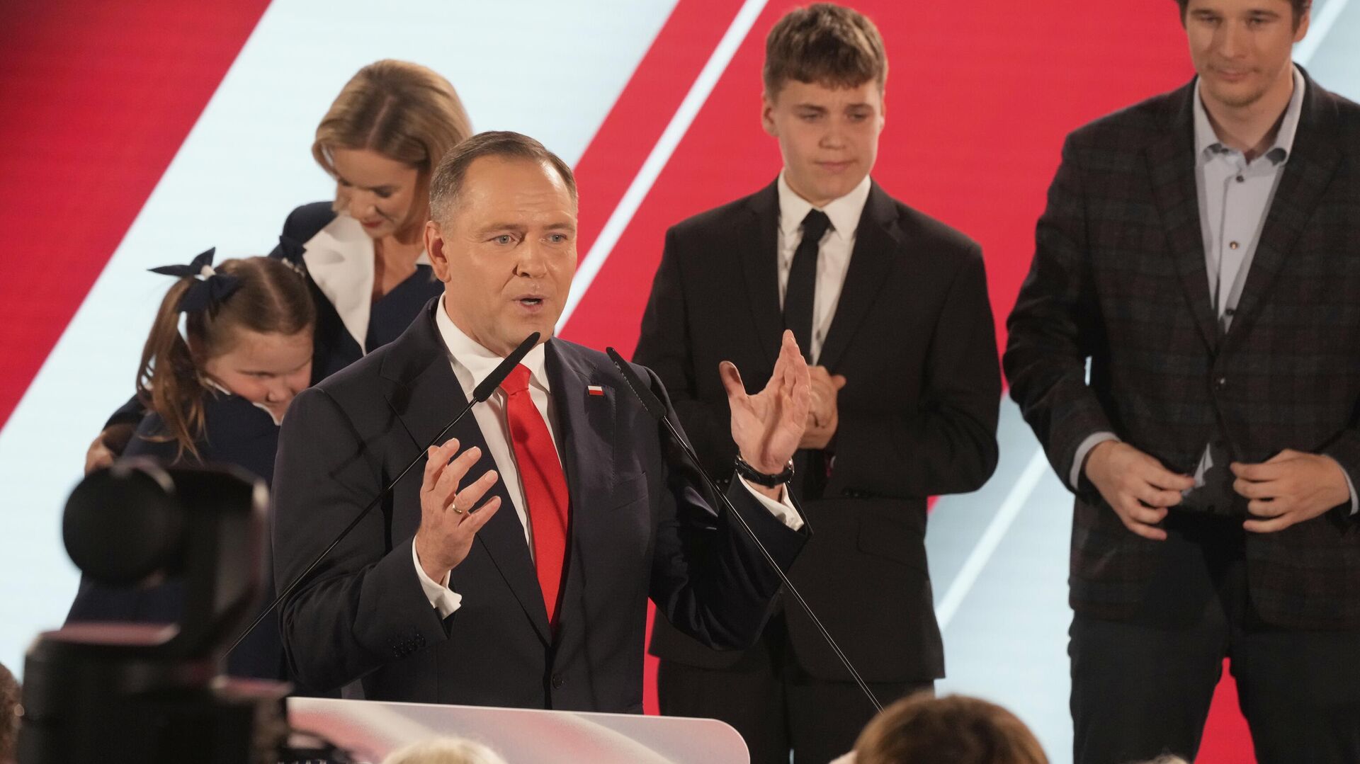 Poland's new President Karol Nawrocki addresses supporters at his headquarters after the presidential election runoff in Warsaw, Poland, Sunday, June 1, 2025.  - Sputnik International, 1920, 02.06.2025