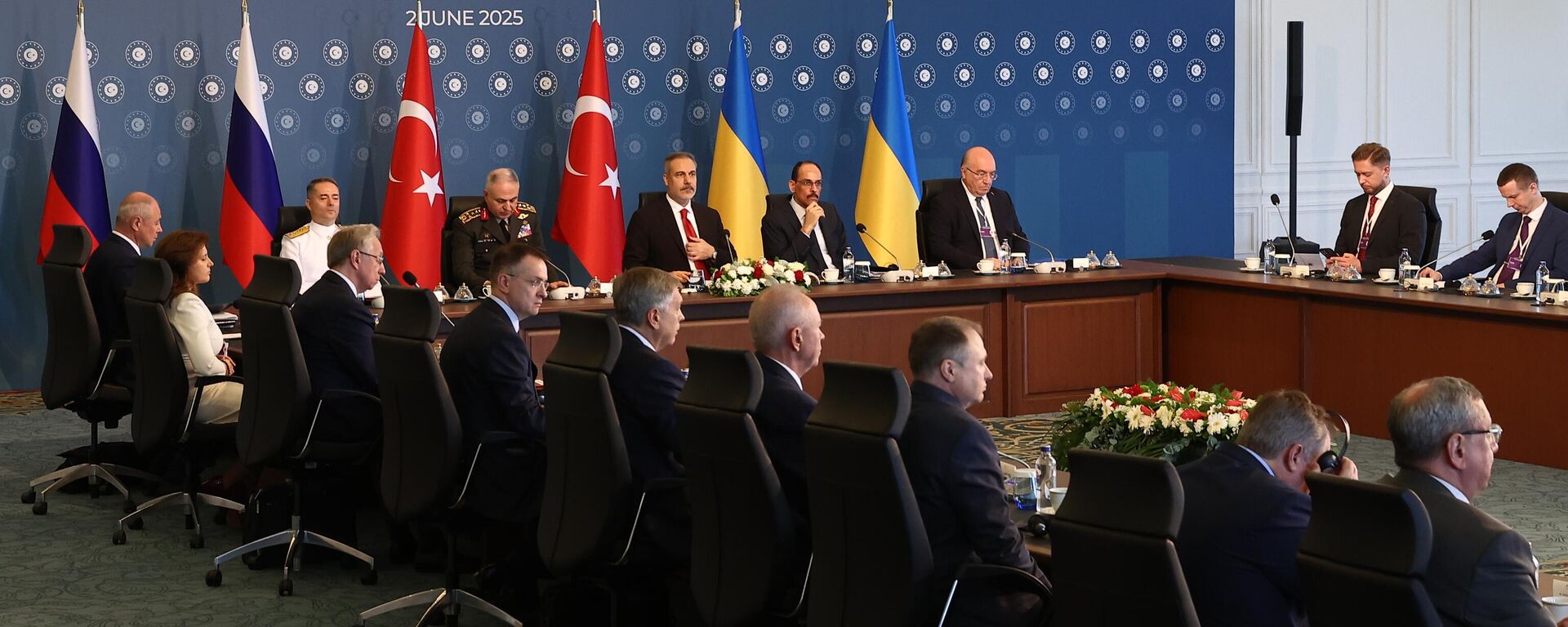 Direct negotiations between the delegations of Russia and Ukraine at the Ciragan Palace in Istanbul. - Sputnik International, 1920, 02.06.2025