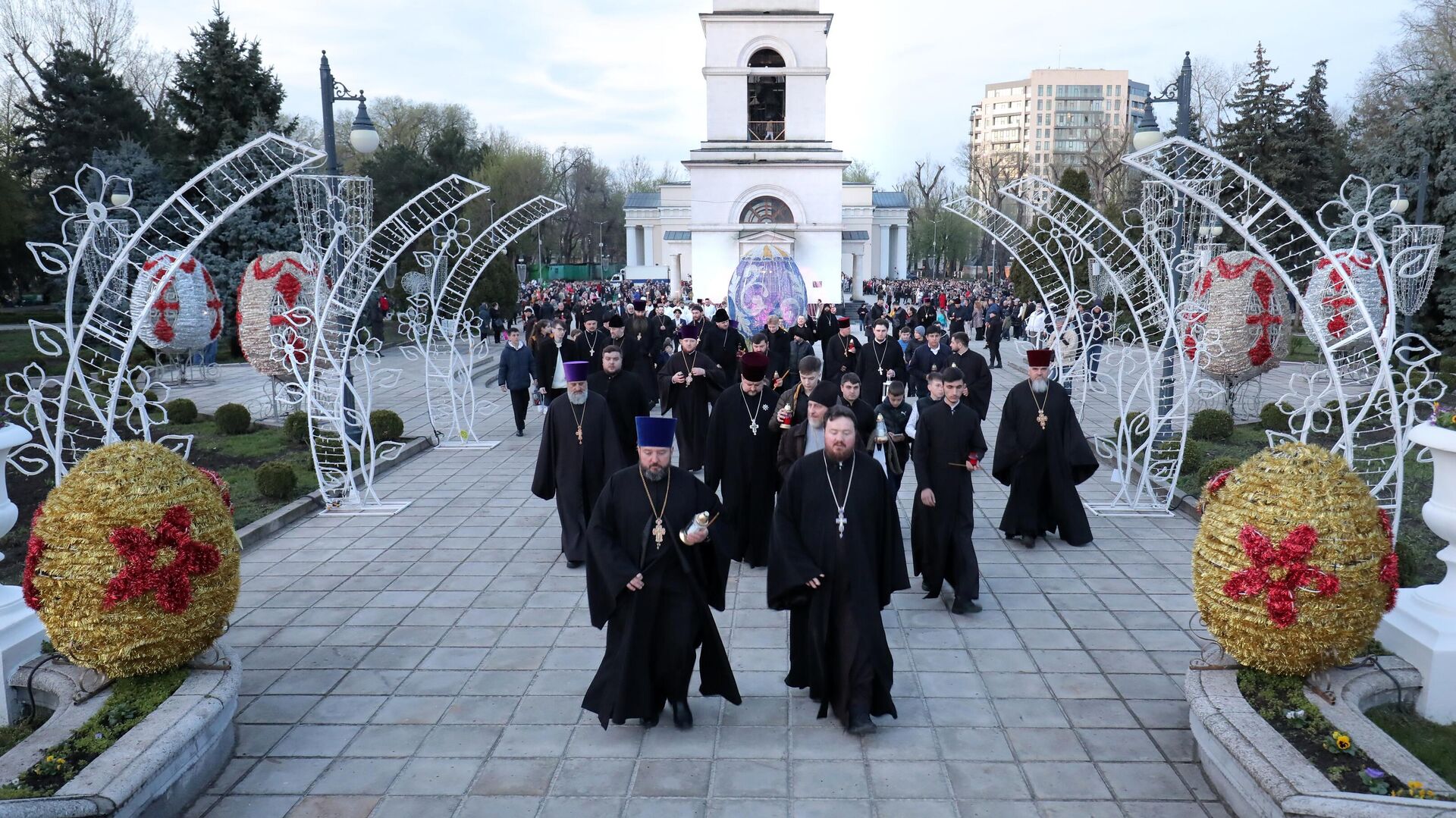 Priests in Kishinev, Moldova observe Easter ceremonies. File photo. - Sputnik International, 1920, 02.06.2025