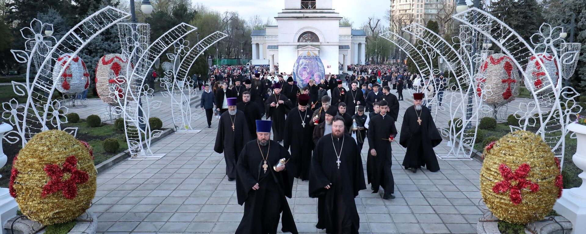 Priests in Kishinev, Moldova observe Easter ceremonies. File photo. - Sputnik International, 1920, 15.06.2025