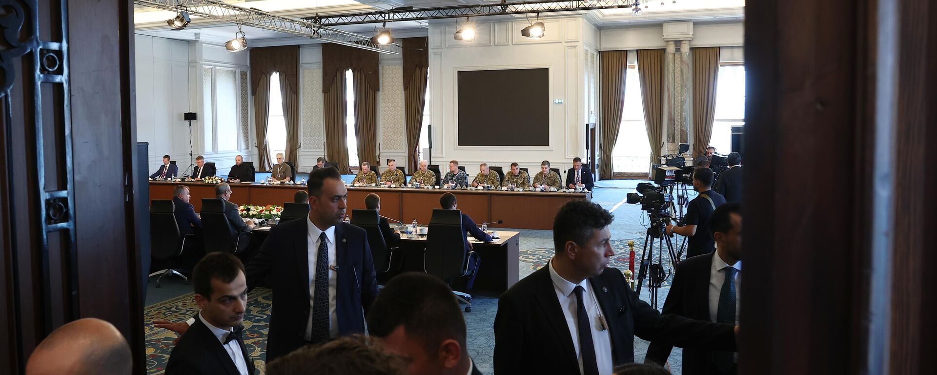Members of delegations attend a second round of direct talks between Russia and Ukraine at the Ciragan Palace in Istanbul, Turkiye. - Sputnik International, 1920, 03.06.2025