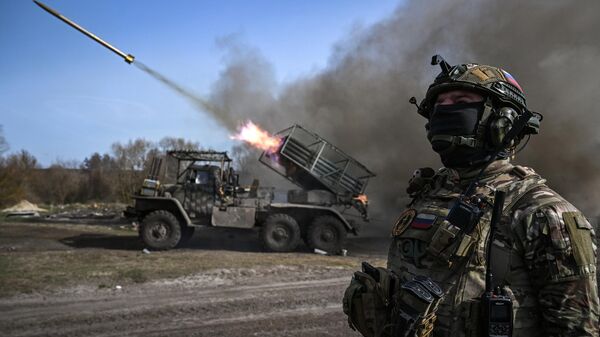 Russian servicemen of the 40th Separate Guards Naval Infantry Brigade of the Sever Group of Forces fire a BM-21 Grad multiple rocket launcher towards Ukrainian positions  - Sputnik International