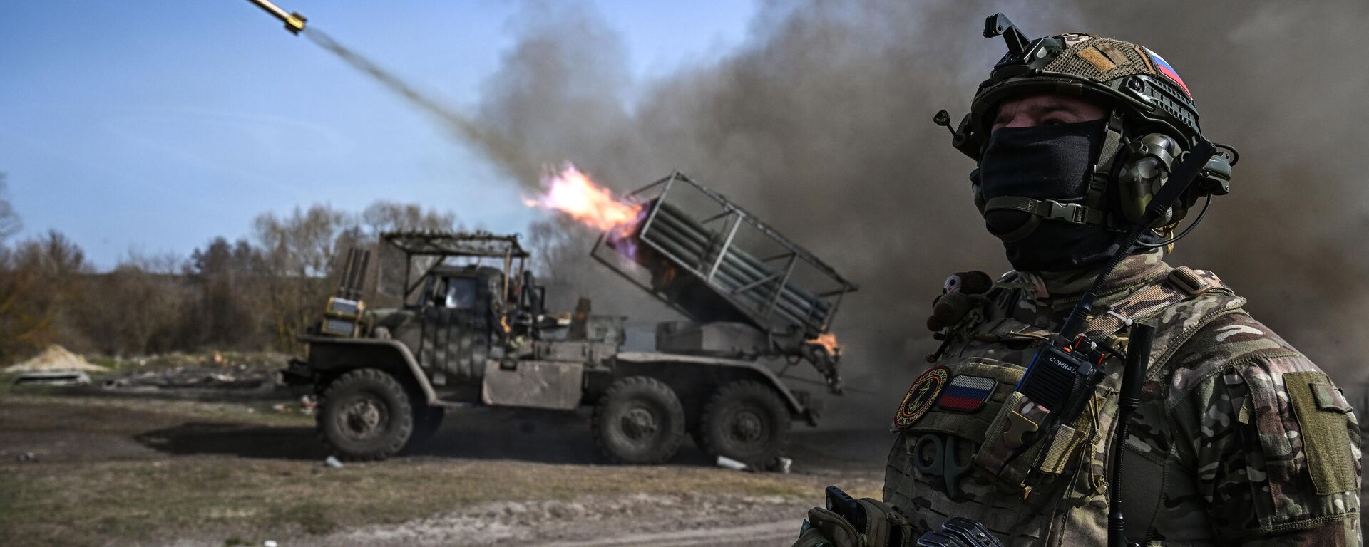 Russian servicemen of the 40th Separate Guards Naval Infantry Brigade of the Sever Group of Forces fire a BM-21 Grad multiple rocket launcher towards Ukrainian positions  - Sputnik International, 1920, 31.07.2025