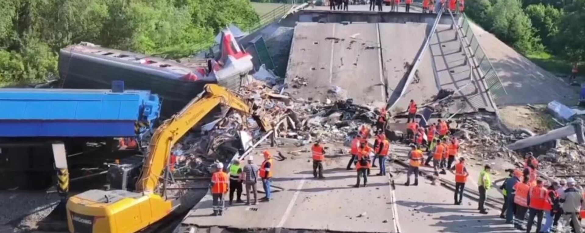 Clearing debris at the site of a bridge collapse due to an explosion in the Bryansk region - Sputnik International, 1920, 05.06.2025