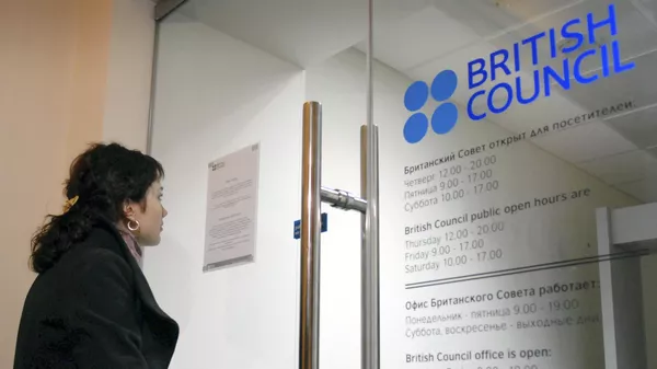 A woman looks at the temporary closure notice at the entrance to the British Council office in St. Petersburg, Russia. File photo. - Sputnik International