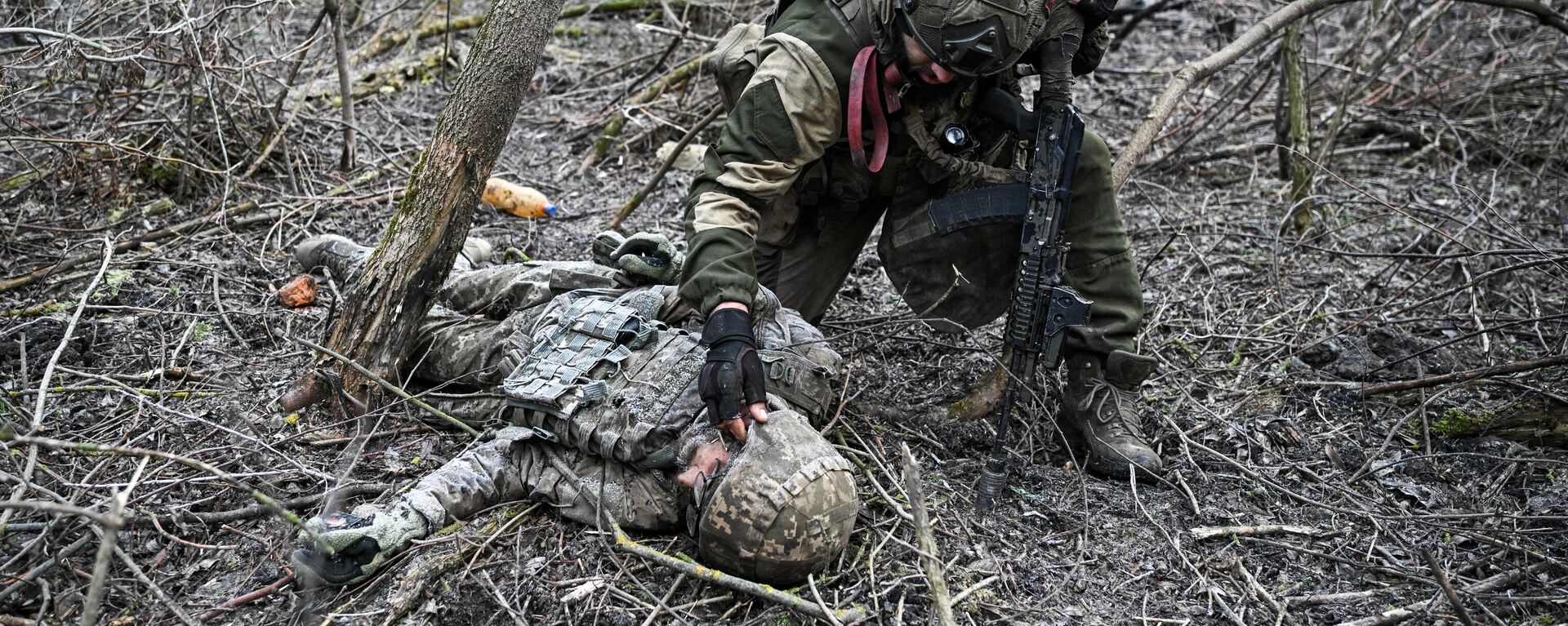Russial soldier inspects the body of the dead Ukrainian militant  - Sputnik International, 1920, 08.06.2025