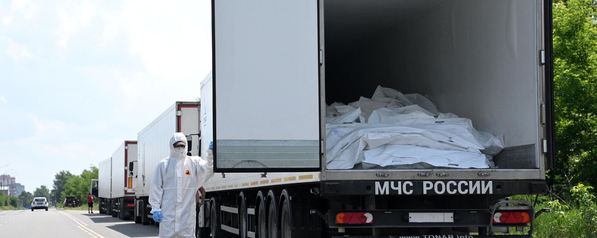 Refrigerated trucks with 1,212 bodies of dead Ukrainian soldiers in Russia's Bryansk region. - Sputnik International, 1920, 08.06.2025