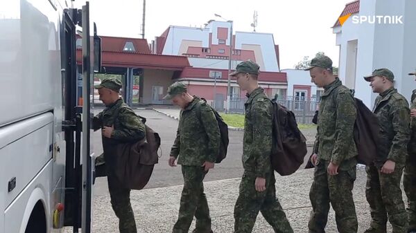 Russian soldiers return from Ukrainian captivity  - Sputnik International