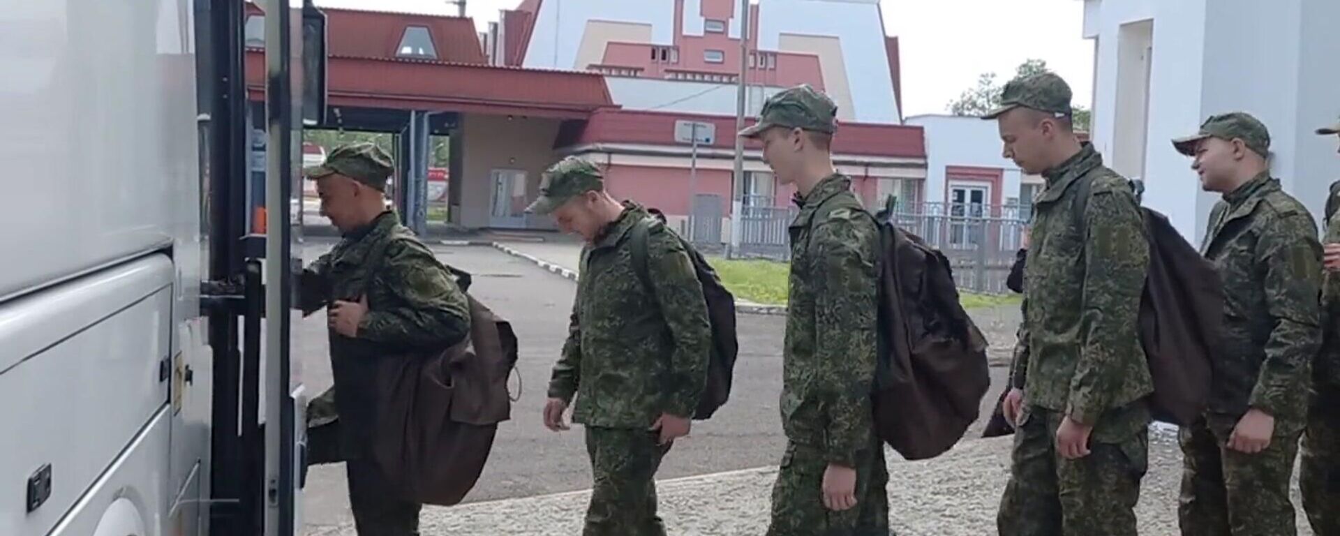 Russian soldiers return from Ukrainian captivity  - Sputnik International, 1920, 09.06.2025