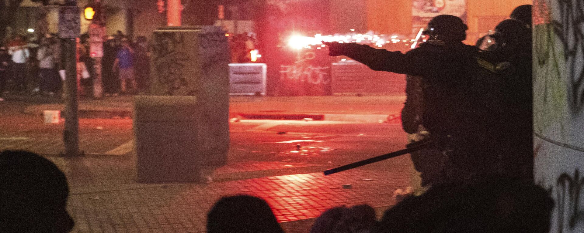 Police take cover from projectiles during protests over the Trump administration's immigration raids in Los Angeles, Monday, June 9, 2025.  - Sputnik International, 1920, 10.06.2025