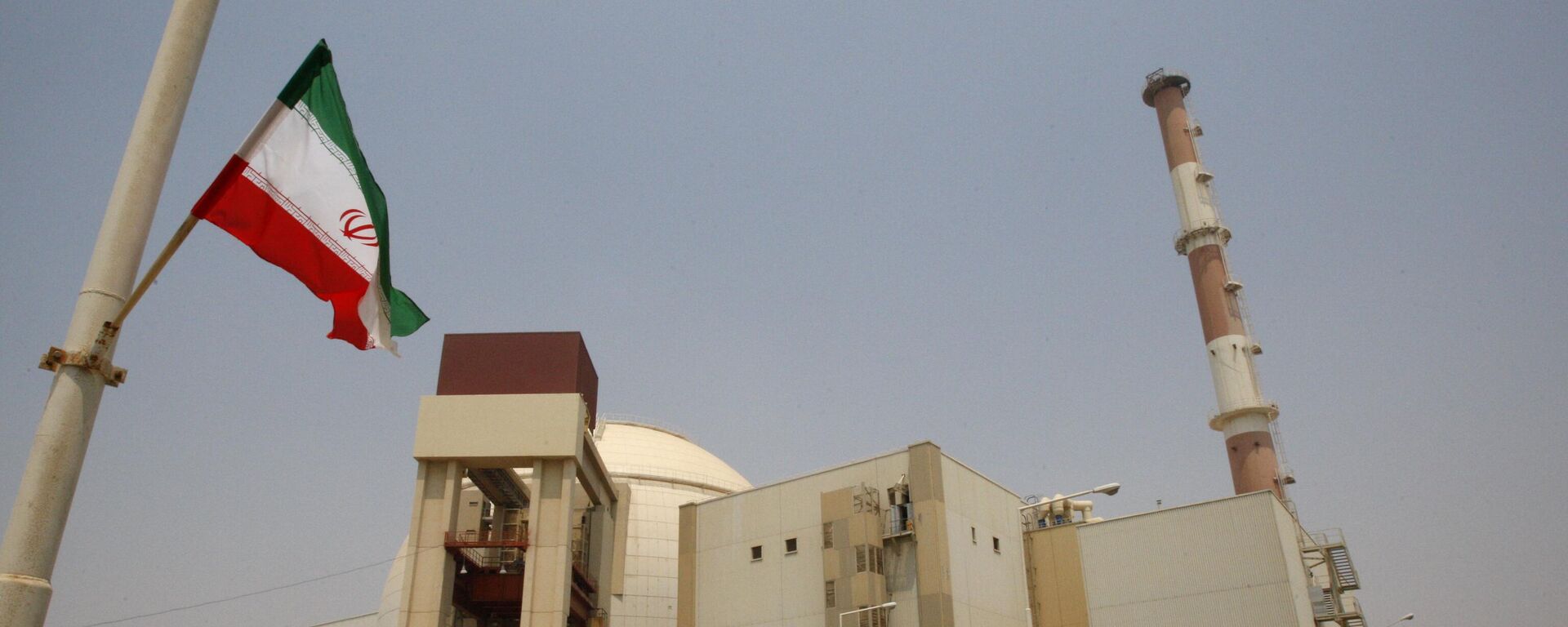 An Iranian flag flutters in front of the reactor building of the Bushehr nuclear power plant, just outside the southern city of Bushehr, Iran, Saturday, Aug. 21, 2010. - Sputnik International, 1920, 26.09.2025