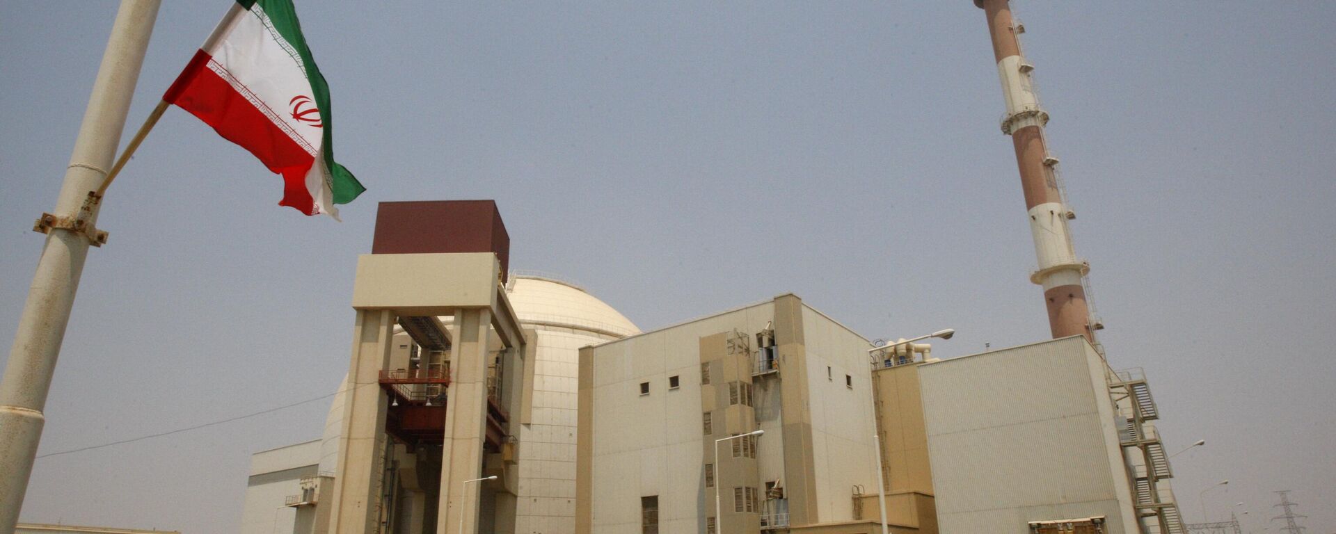 An Iranian flag flutters in front of the reactor building of the Bushehr nuclear power plant, just outside the southern city of Bushehr, Iran, Saturday, Aug. 21, 2010. - Sputnik International, 1920, 19.06.2025
