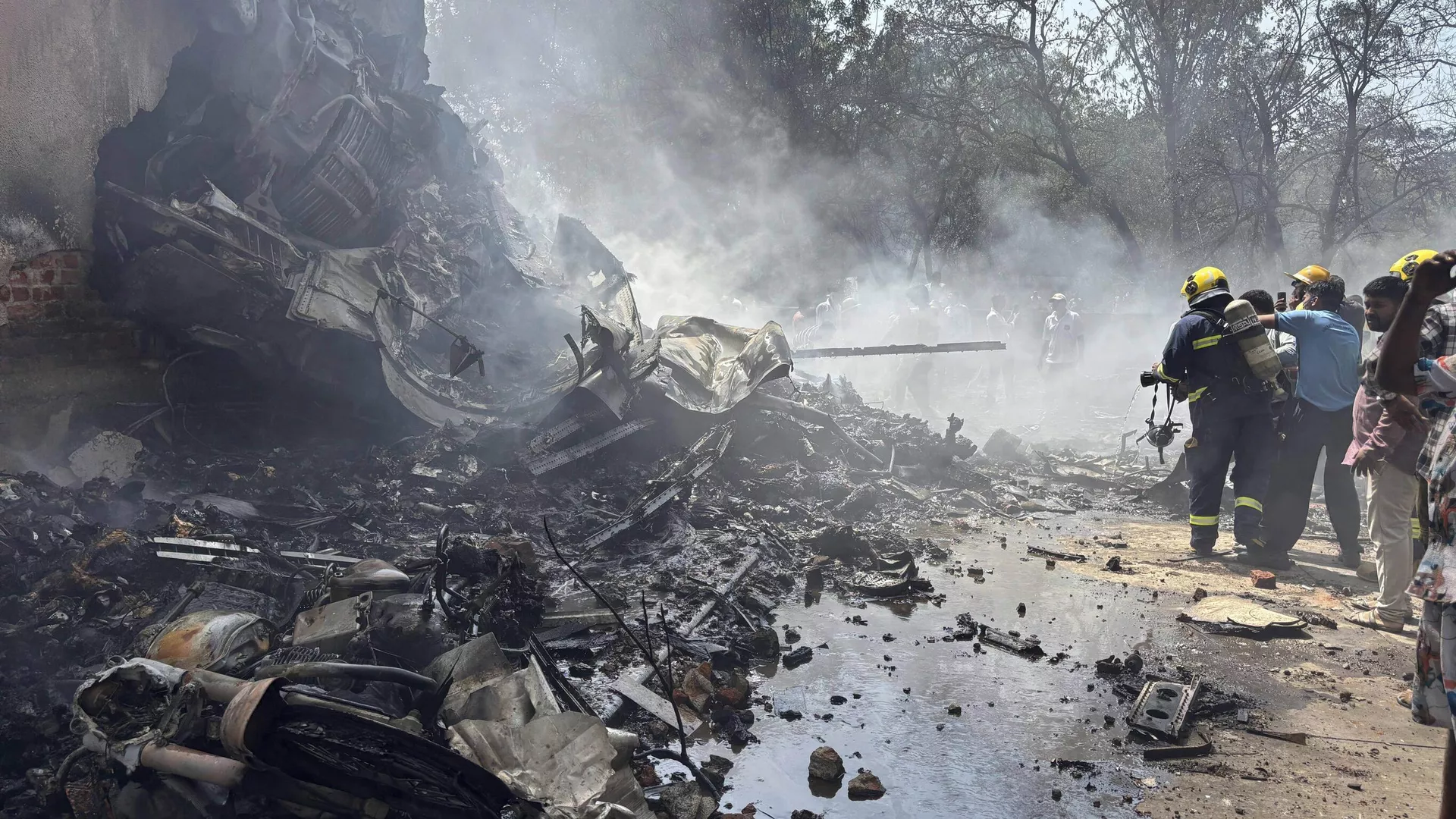 Feuerwehrleute arbeiten am Donnerstag, den 12. Juni 2025, an der Absturzstelle eines Flugzeugs in der nordwestlichen indischen Stadt Ahmedabad im Bundesstaat Gujarat. Feuerwehrleute arbeiten an der Absturzstelle eines Flugzeugs in der nordwestlichen indischen Stadt Ahmedabad im Bundesstaat Gujarat, Donnerstag, 12. Juni 2025. - Sputnik International, 1920, 12.06.2025