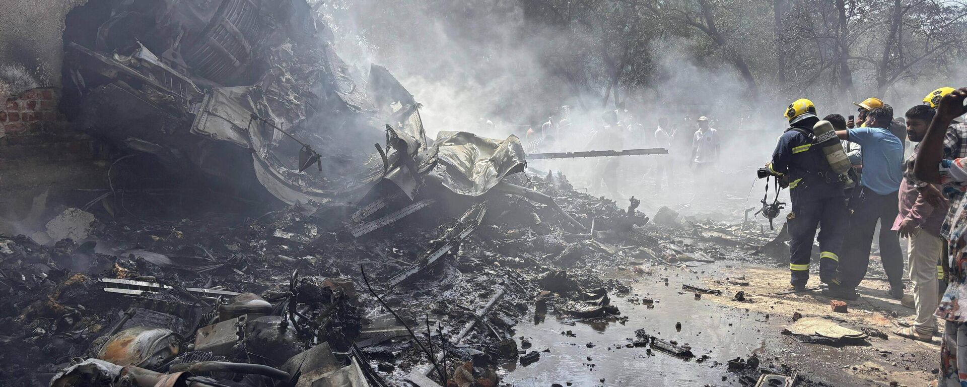 Firefighters work at the site of an airplane that crashed in India's northwestern city of Ahmedabad in Gujarat state, Thursday, June12, 2025.  - Sputnik International, 1920, 12.06.2025