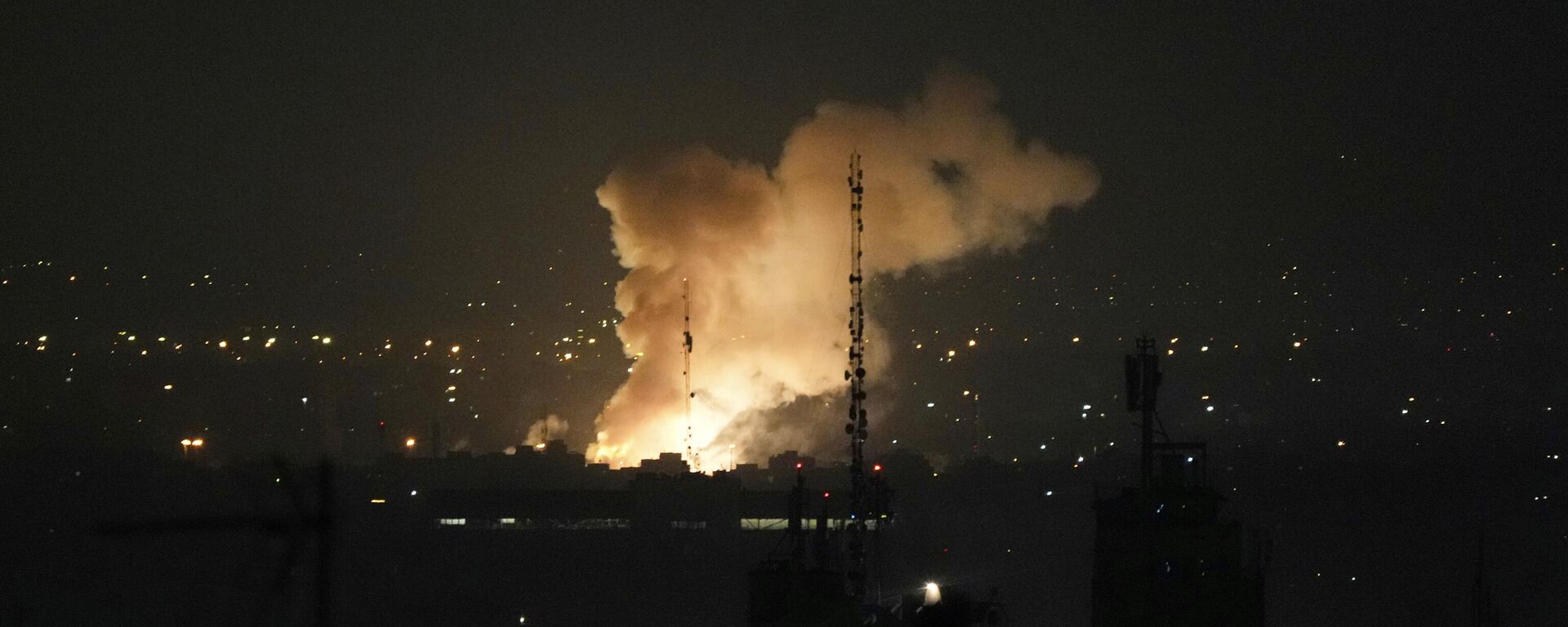 Smoke rises up after an explosion in Tehran, Iran, Friday, June 13, 2025. - Sputnik International, 1920, 14.06.2025