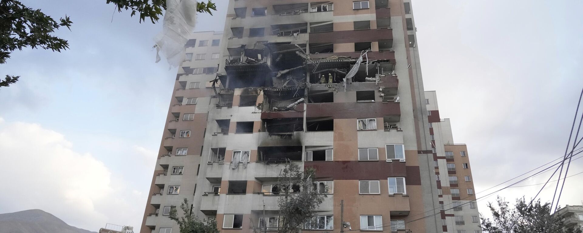 Damages are seen in a building after an explosion in a residence compound after Israel attacked Iran's capital Tehran, Friday, June 13, 2025. - Sputnik International, 1920, 13.06.2025