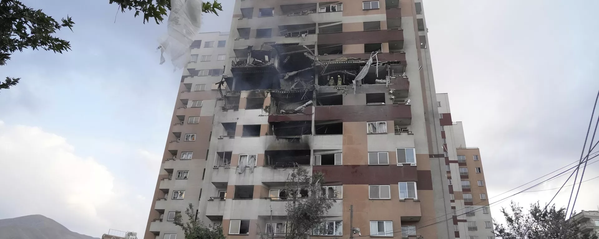 Ζημιές σε κτίριο μετά από έκρηξη σε συγκρότημα κατοικιών μετά την επίθεση του Ισραήλ στην πρωτεύουσα του Ιράν, Τεχεράνη, την Παρασκευή 13 Ιουνίου 2025. - Sputnik International, 1920, 13.06.2025