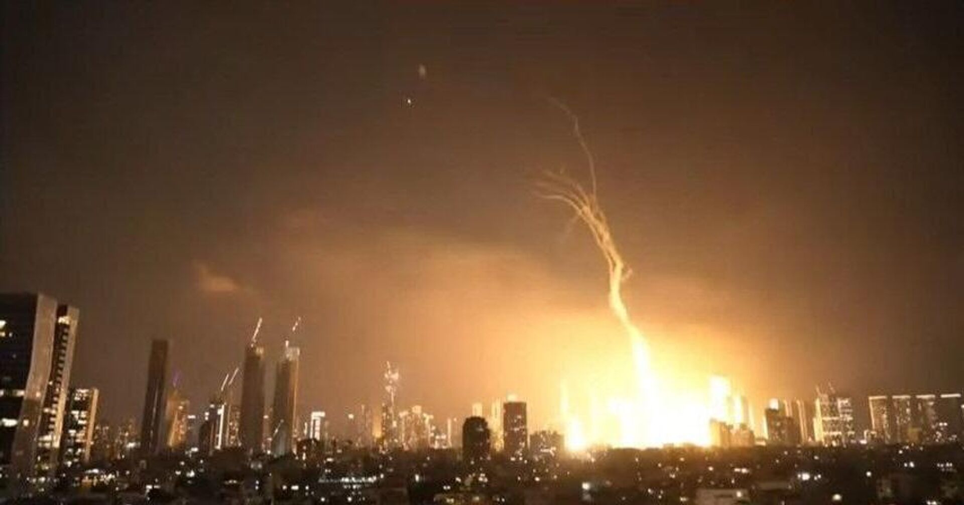 Social media image shows what appears to be Iranian retaliation to Israel's June 13 attack. - Sputnik International, 1920, 15.06.2025