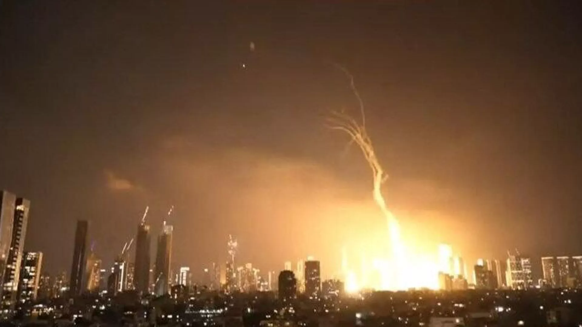 Une image diffusée sur les réseaux sociaux montre ce qui semble être une riposte iranienne à l'attaque israélienne du 13 juin. Une image publiée sur les réseaux sociaux montre ce qui semble être une riposte iranienne à l'attaque israélienne du 13 juin. - Sputnik International, 1920, 13.06.2025